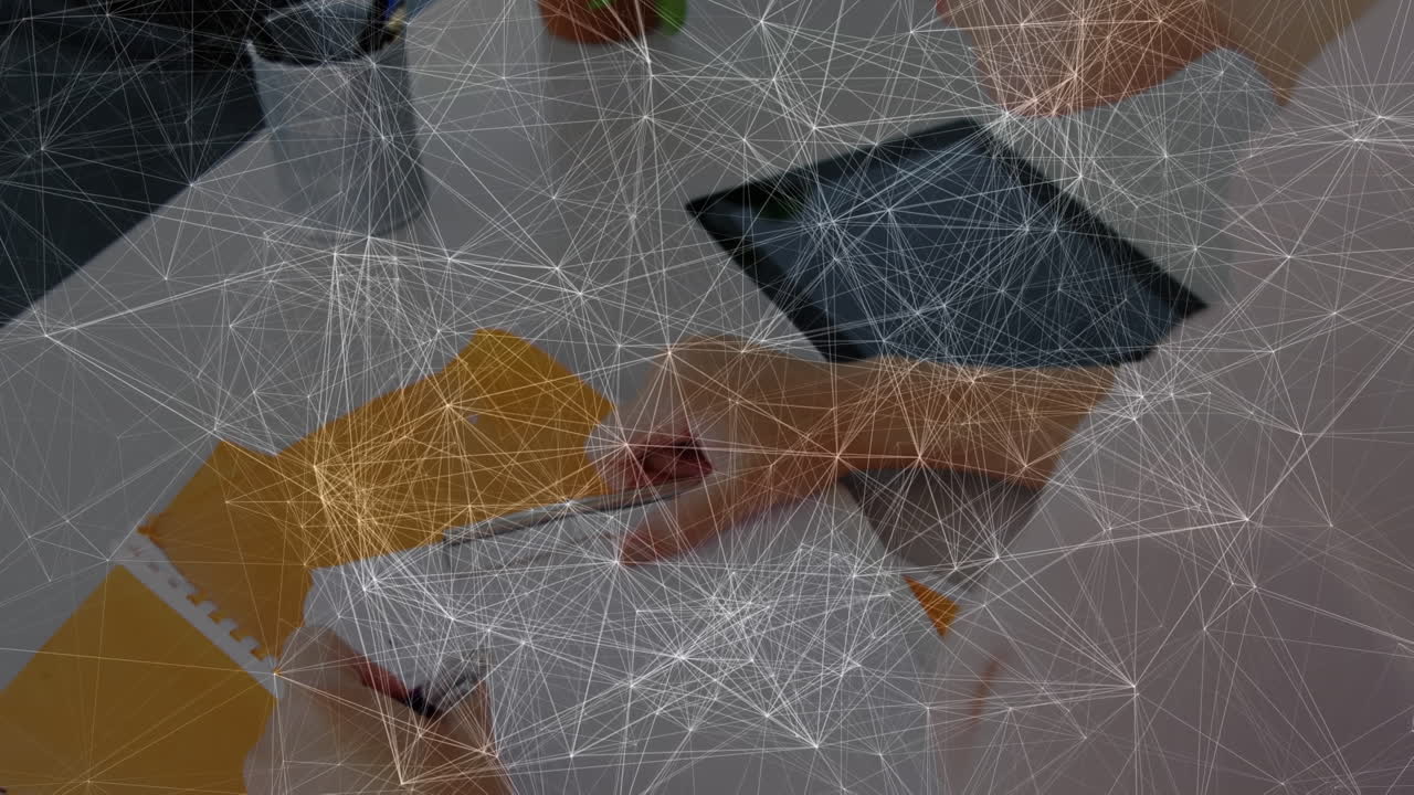 анимация сети соединений над белой женщиной, делающей заметки