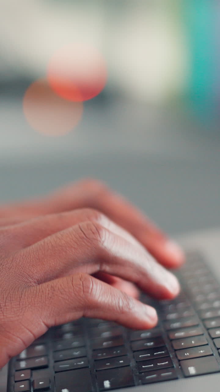 Primo piano di mani che digitano sulla tastiera di un portatile