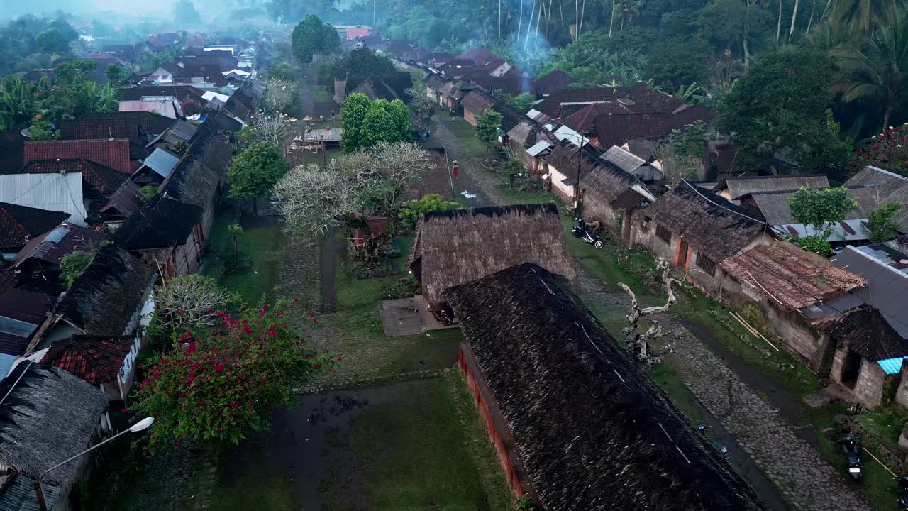 tienan, una antigua aldea en bali, conserva su rica herencia cultural con costumbres tradicionales, artesanías intrincadas y arquitectura cautivadora