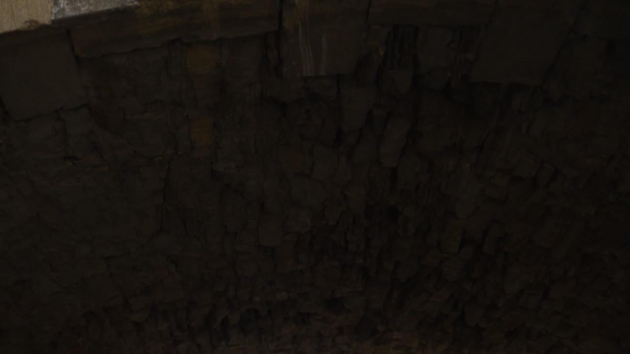 슬로우 모션  ⁇ 팅  ⁇ 은 니메스의 외 ⁇  빌라에서 아치웨이  ⁇ 을  ⁇ 고 있습니다.