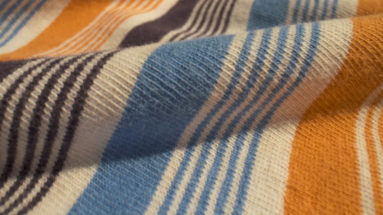 primer plano deslice sobre tela de algodón a rayas