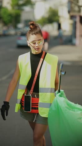 una adolescente limpiando las calles.