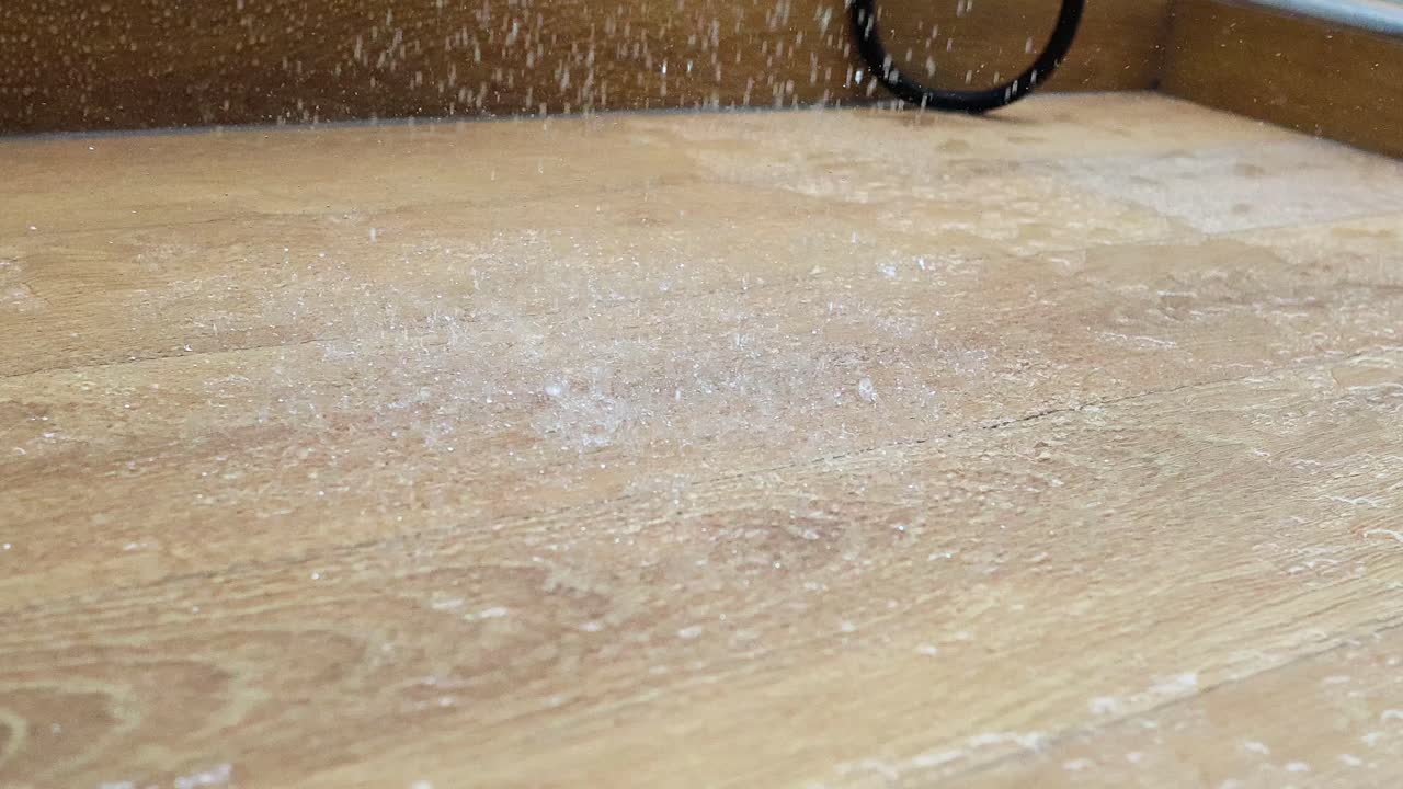 agua salpicando sobre un piso de madera