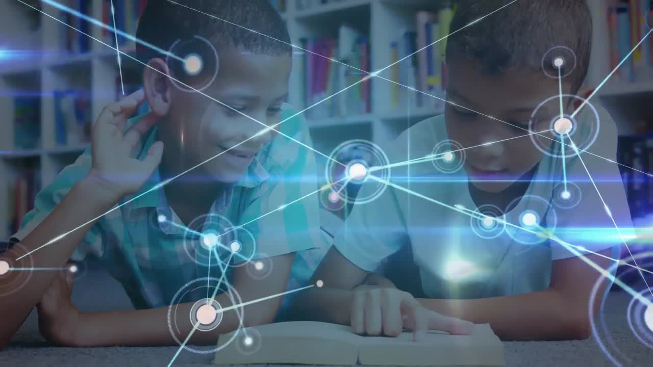 animación de niños en un aula sobre el procesamiento de datos en el fondo