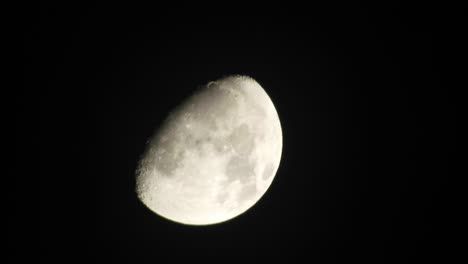 Mond-Mit-Wolken-Am-Nachthimmel