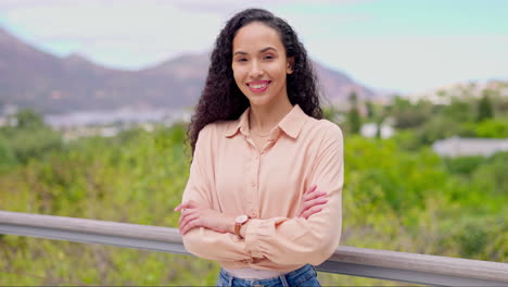 Portrait-of-happy-woman-with-arms-crossed