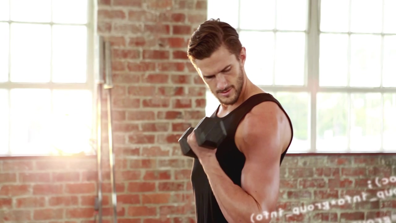 Fitnessbeoefenaar pakt een halter en doet een bicep curl, met een code-overlay die verschijnt over een zonovergoten arm met tegenlicht.