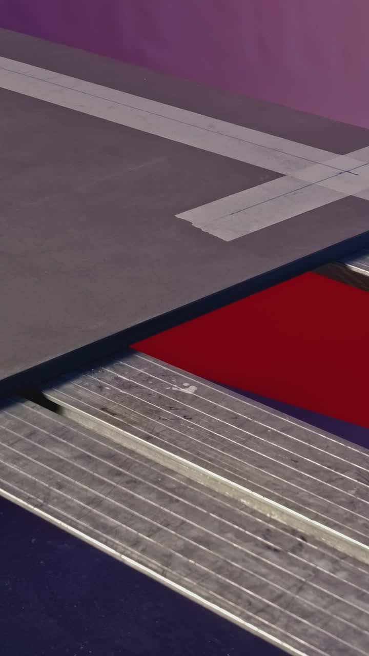 primer plano de las manos que trabajan con la máquina