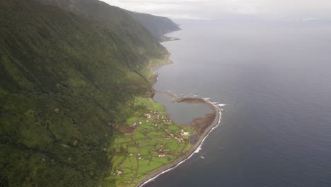 Blick-Aus-Der-Vogelperspektive-Auf-Fajã-Da-Caldera-Do-Santo-Cristo-Und-Fajã-Dos-Cubres,-Azoren