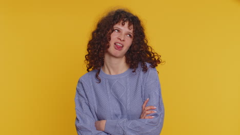 alegre graciosa mujer matona mostrando la lengua haciendo caras tontas, bromeando, bromeando, burlándose