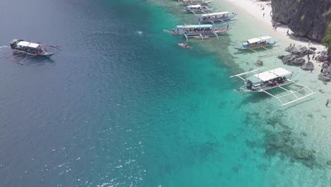 Revelando-Barcos-Alineados-En-El-Borde-De-Una-Isla-Tropical