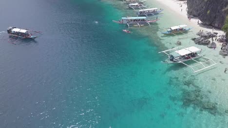 revelando barcos alineados en el borde de una isla tropical