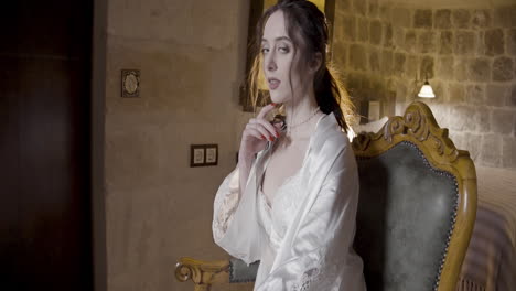 mujer con túnica en una habitación histórica