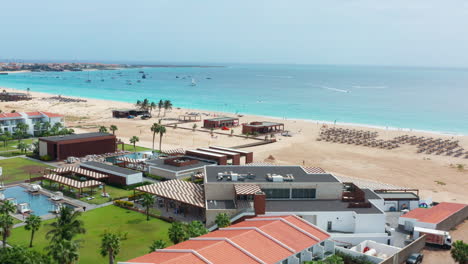 vista aérea de drones del resort de playa de lujo en santa maria, sal - cabo verde