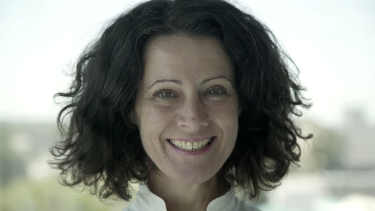 mujer de negocios alegre de mediana edad