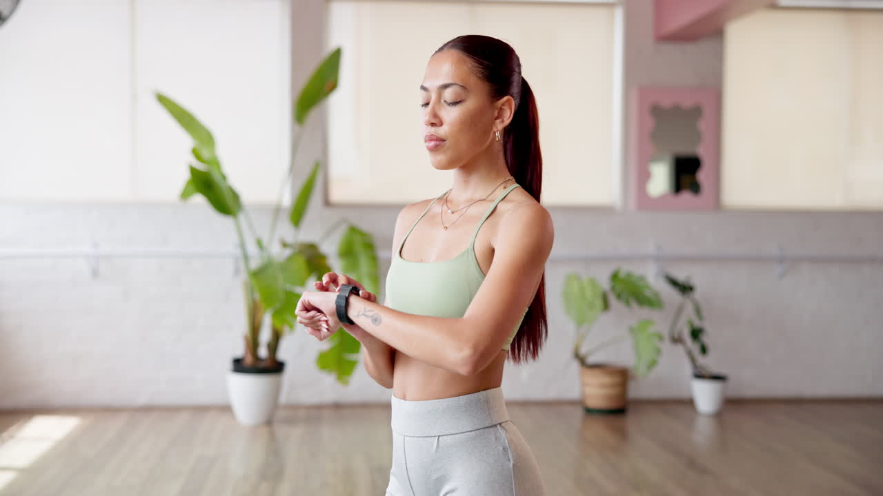 Donna che controlla il suo smartwatch dopo un allenamento