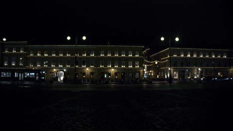 Tiro-De-Silueta-En-La-Noche-Que-Muestra-El-Paso-Del-Metro-Y-La-Gente-Cruzando-La-Calle-Durante-La-época-Navideña-En-Helsinki,-Finlandia