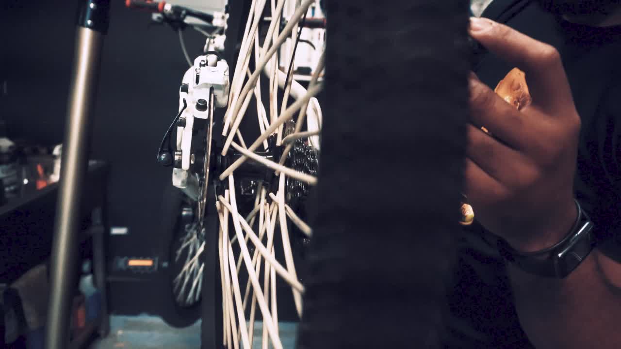 바이사이클 제작자가 자신의 사이클 차고에서 일하고 있습니다.