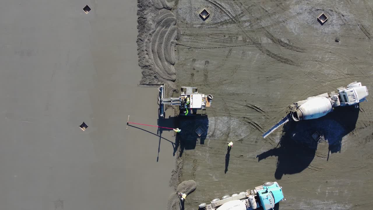 una hormigonera vierte hormigón mientras revela la extensión del lugar de trabajo