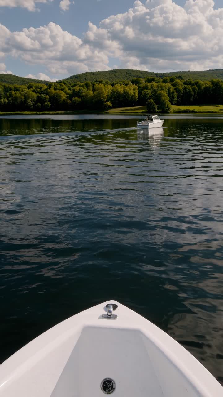 Scena video serena di una barca su un lago, ripresa da un'angolazione bassa.