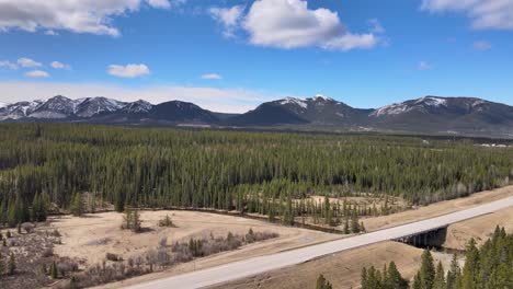 Luftaufnahme-Der-Autobahn-Und-Der-Berge-In-Der-Nähe-Von-Nordegg,-Alberta,-Kanada