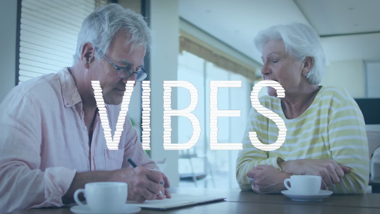 animación de vibraciones texto en blanco sobre feliz pareja caucásica hablando y escribiendo notas en casa