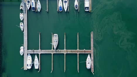vista desde arriba de los barcos en el puerto