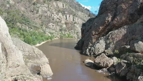 Antena:-Plácida-Sección-Del-Río-Cubierto-De-Nieve-En-El-Escarpado-Valle-De-Deddick,-Australia