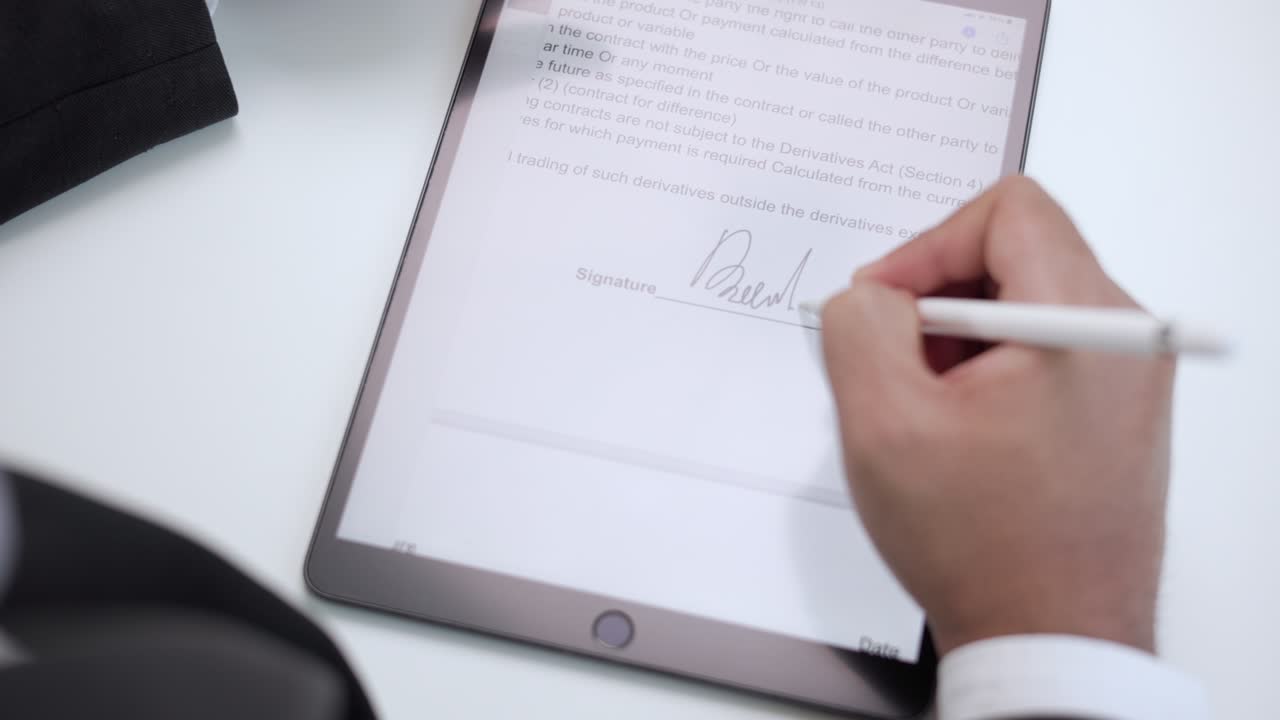 hombre de negocios mano trabajando firma electrónica en tableta por lápiz. escribir acuerdo de negocio de contrato. hombre firmando contrato en tableta. concepto de negocio y tecnología.