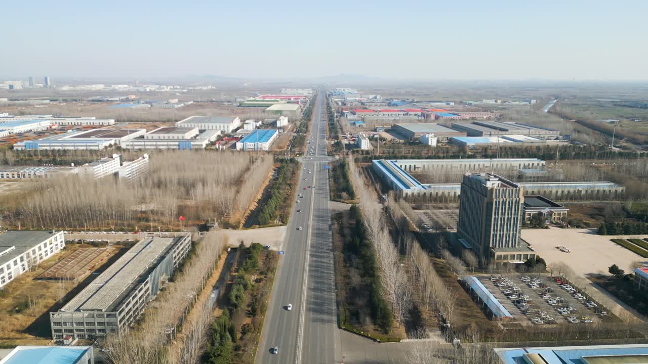 tomada aérea de la muñeca que revela el área industrial de linilo en las afueras, china