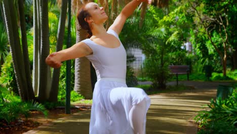 una joven bailarina practicando baile en el parque 4k