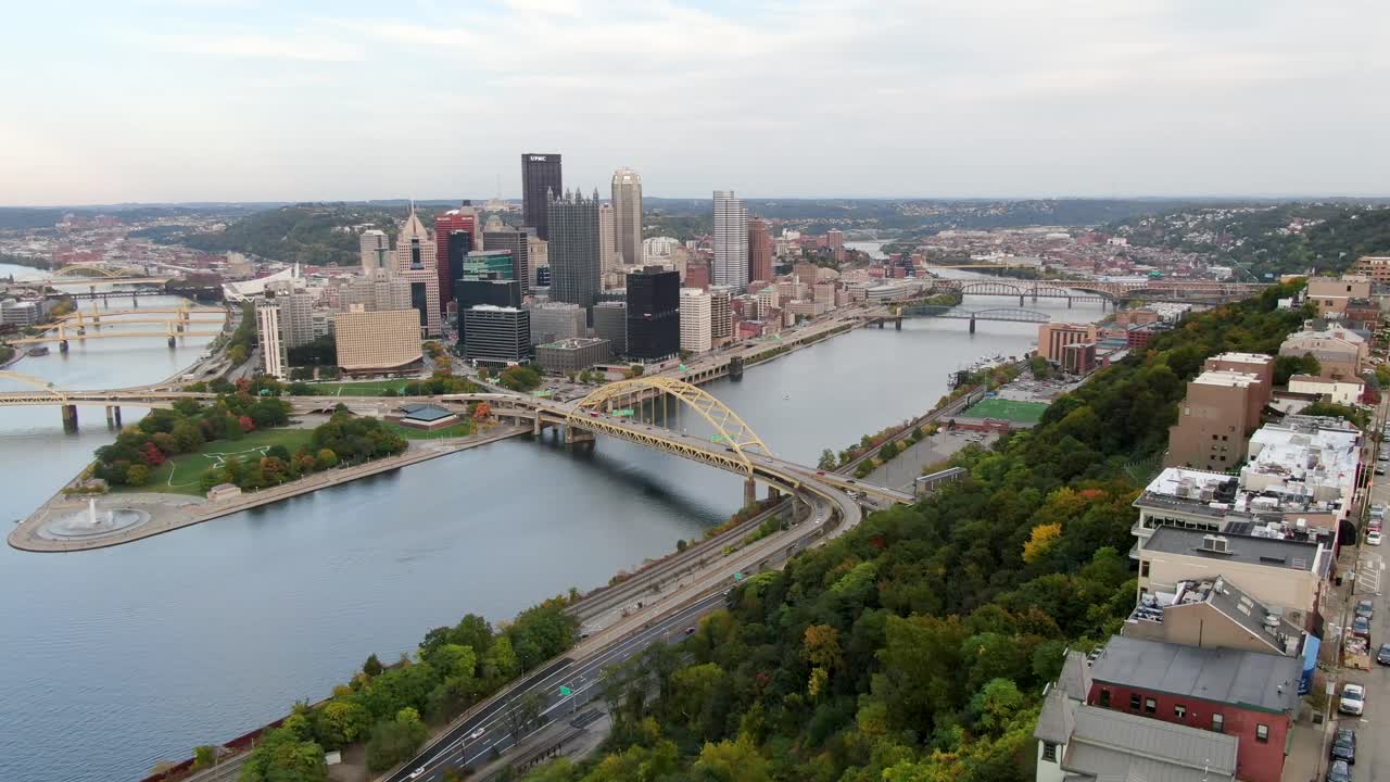Duquesne Füniküleri'ndeki Washington Dağı'nın üzerinden Pittsburgh silüetinin sinematik hava görüntüsü