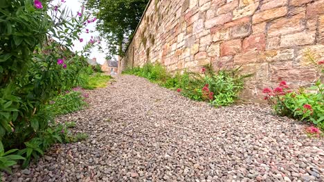 un pintoresco camino de piedra alineado con flores vibrantes