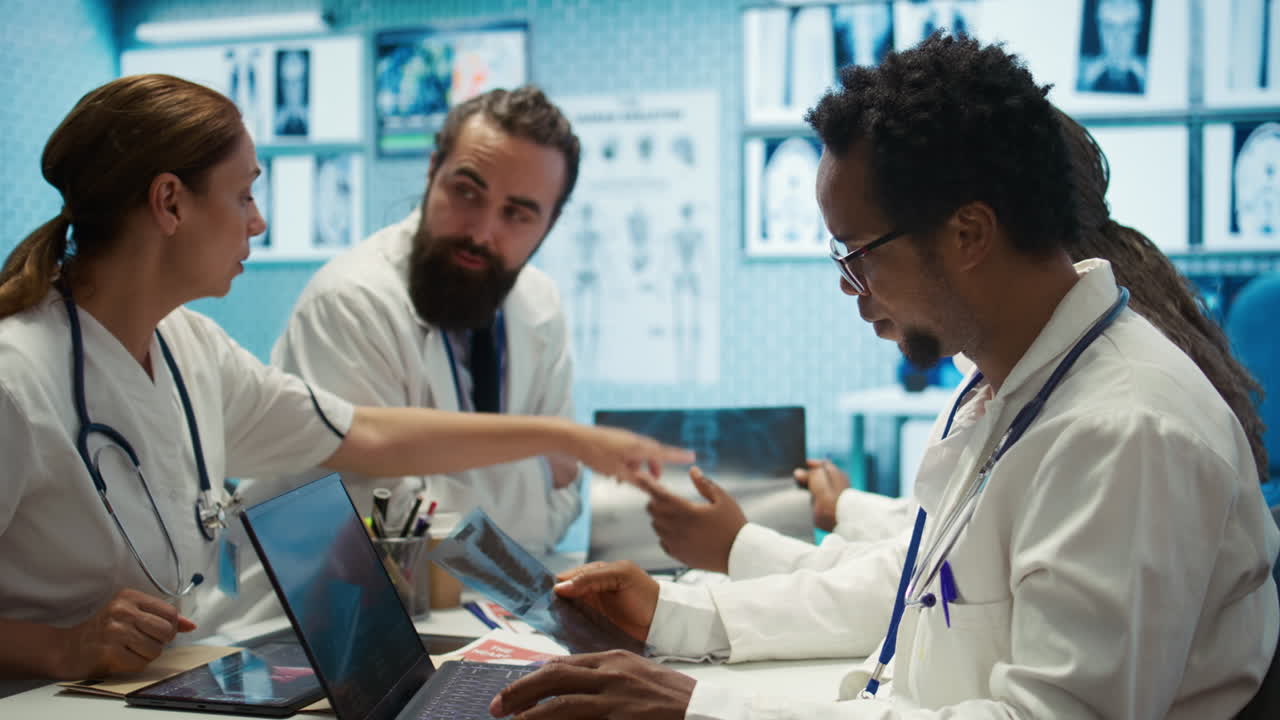 Personale medico che esamina radiografie