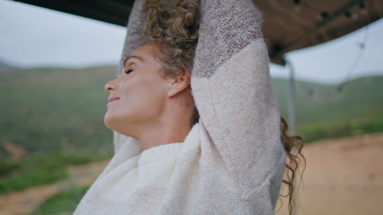 꿈꾸는 여자가 자연을 바라보고 신체가 밖에서 긴장하는 무관심한 아침 근접