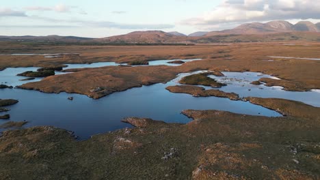 Luftaufnahme-Von-Connemara,-Rundsteinmoor-–-Ein-Naturwunder,-Das-Mit-Seiner-Einzigartigen-Und-Geheimnisvollen-Anziehungskraft-Lockt