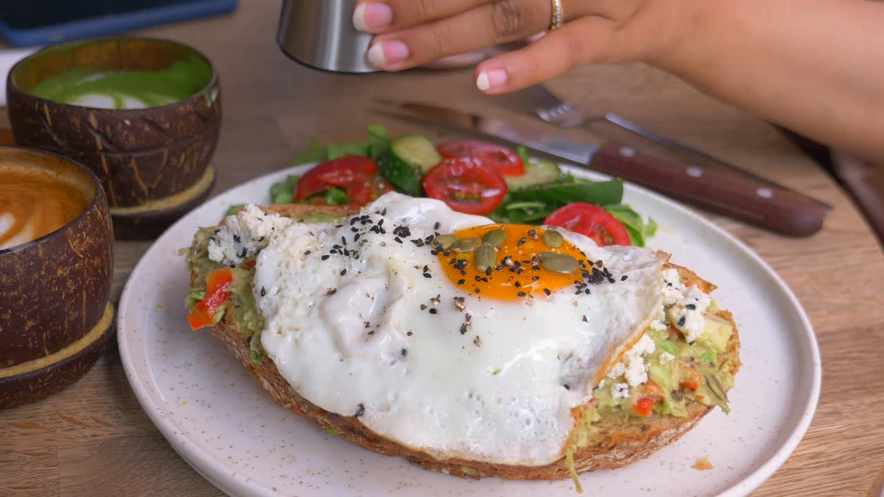 달 과 커피 를 들인 아보카도 토스트