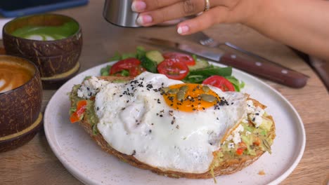 tostada de aguacate con huevo y café