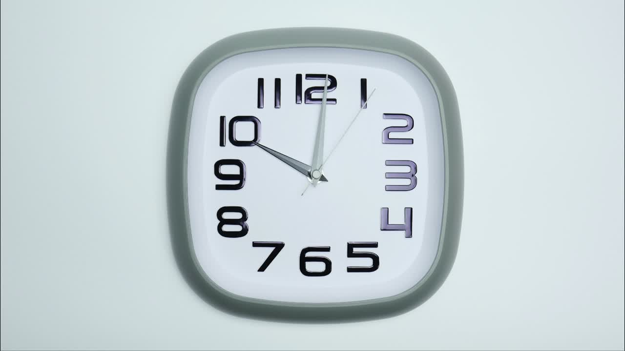 el reloj de pared blanco dice la hora de las once.