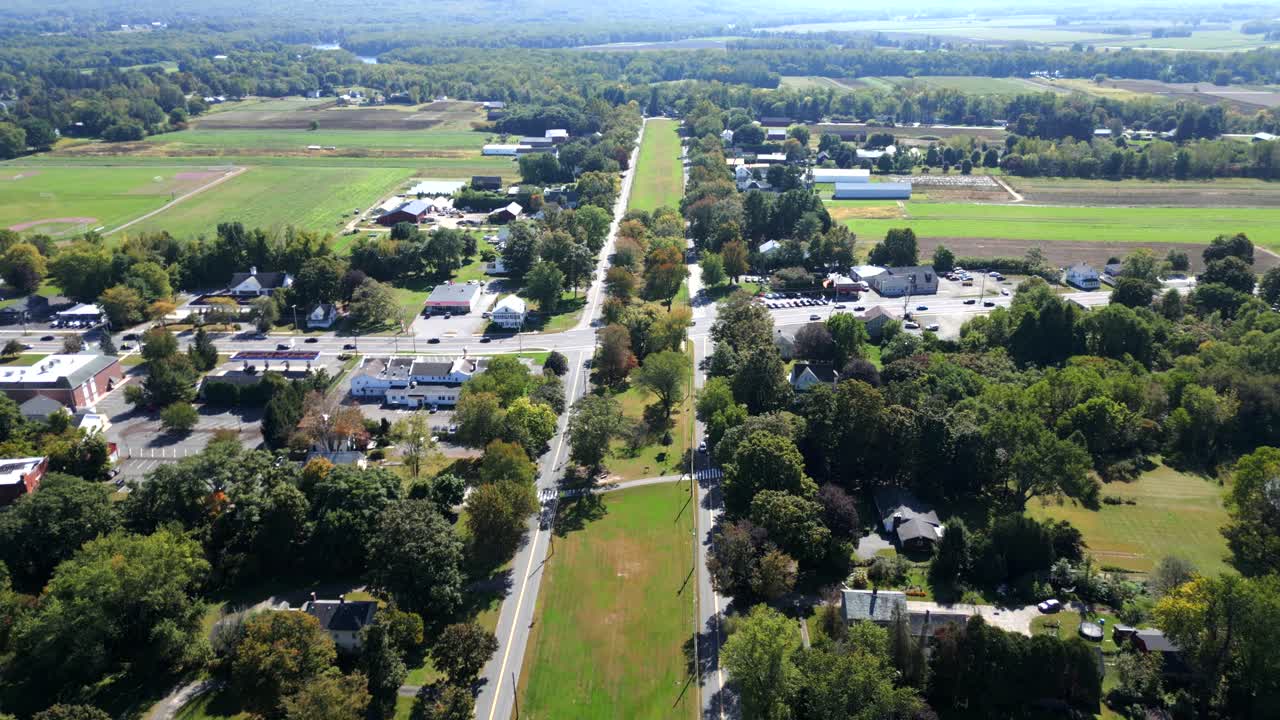 Panorama-Luftaufnahme der Route 9 und der ländlichen Stadt Hadley entlang der geraden Hauptstraße mit Wendemöglichkeit, Massachusetts, USA