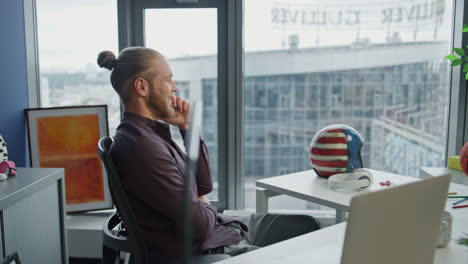 Confident-business-man-speaking-cellphone-close-up.-Guy-listening-interlocutor