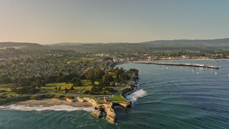 santa cruz california antena v3 dron cinemático vuela alrededor del punto del faro capturando la playa estatal, la ciudad del vecindario y el muelle municipal a la hora dorada del atardecer - filmado con cine mavic 3 - mayo de 2022