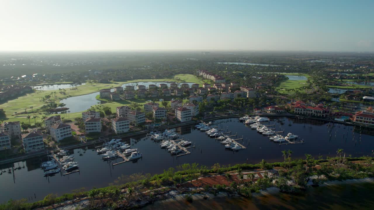 플로리다 남부의 골프 및 보트 커뮤니티의 드론 항공 사진