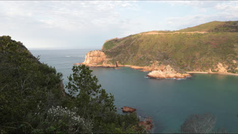 Ein-Wunderschöner-Sommertag-Mit-Blick-Auf-Die-Knysna-Heads-Von-Einem-Aussichtspunkt-Mit-Booten,-Die-In-Den-Indischen-Ozean-Ein--Und-Ausfahren