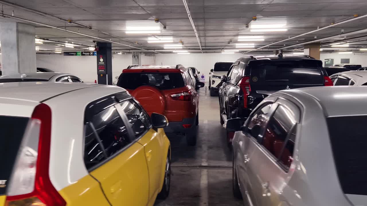 바쁜 지하 주차장