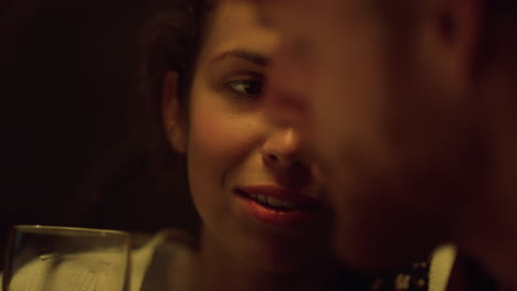 el novio sonriente la cara de la novia disfrutan de la cita amorosa. la pareja bebe vino en la fiesta.