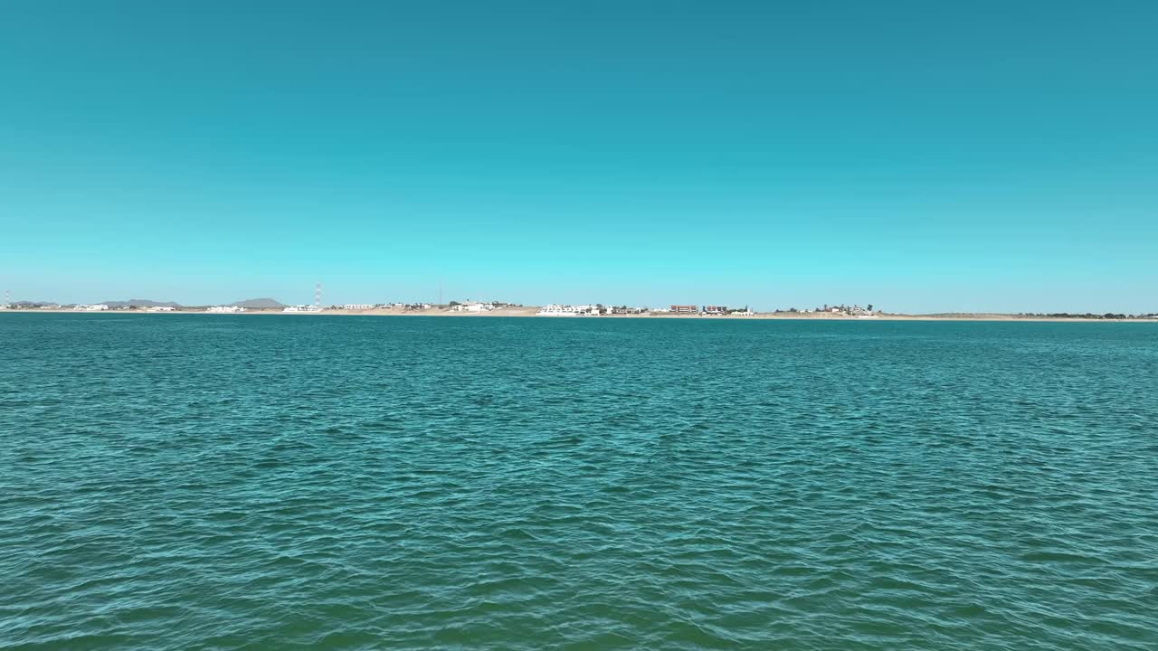 바다 위에서 낮은 고도에서 항공 비디오 4k