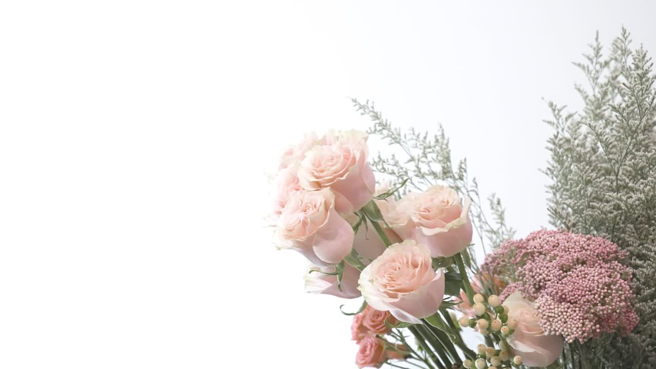 테이블에 놓인 사랑스러운 부케 재료