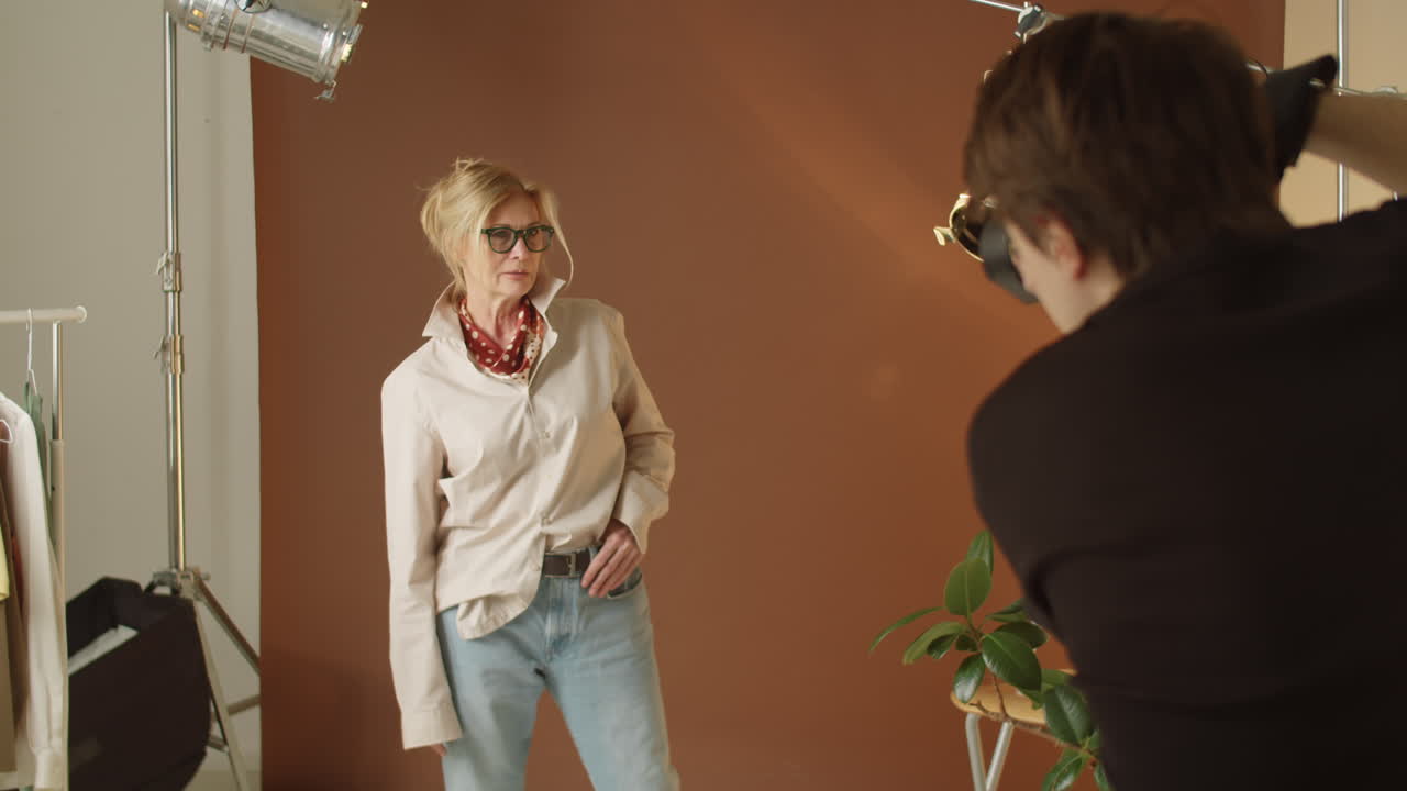 modelo de alto nivel posando en el estudio durante una sesión de fotos de moda