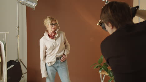modelo de alto nivel posando en el estudio durante una sesión de fotos de moda